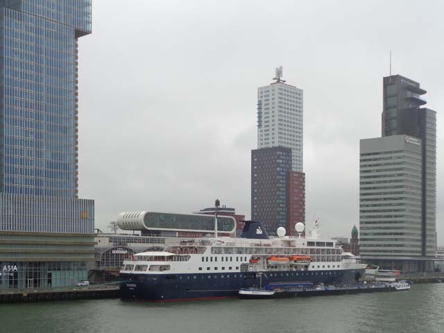 Cruiseschip ms Minerva van Swan Hellenic aan de Cruise Terminal Rotterdam